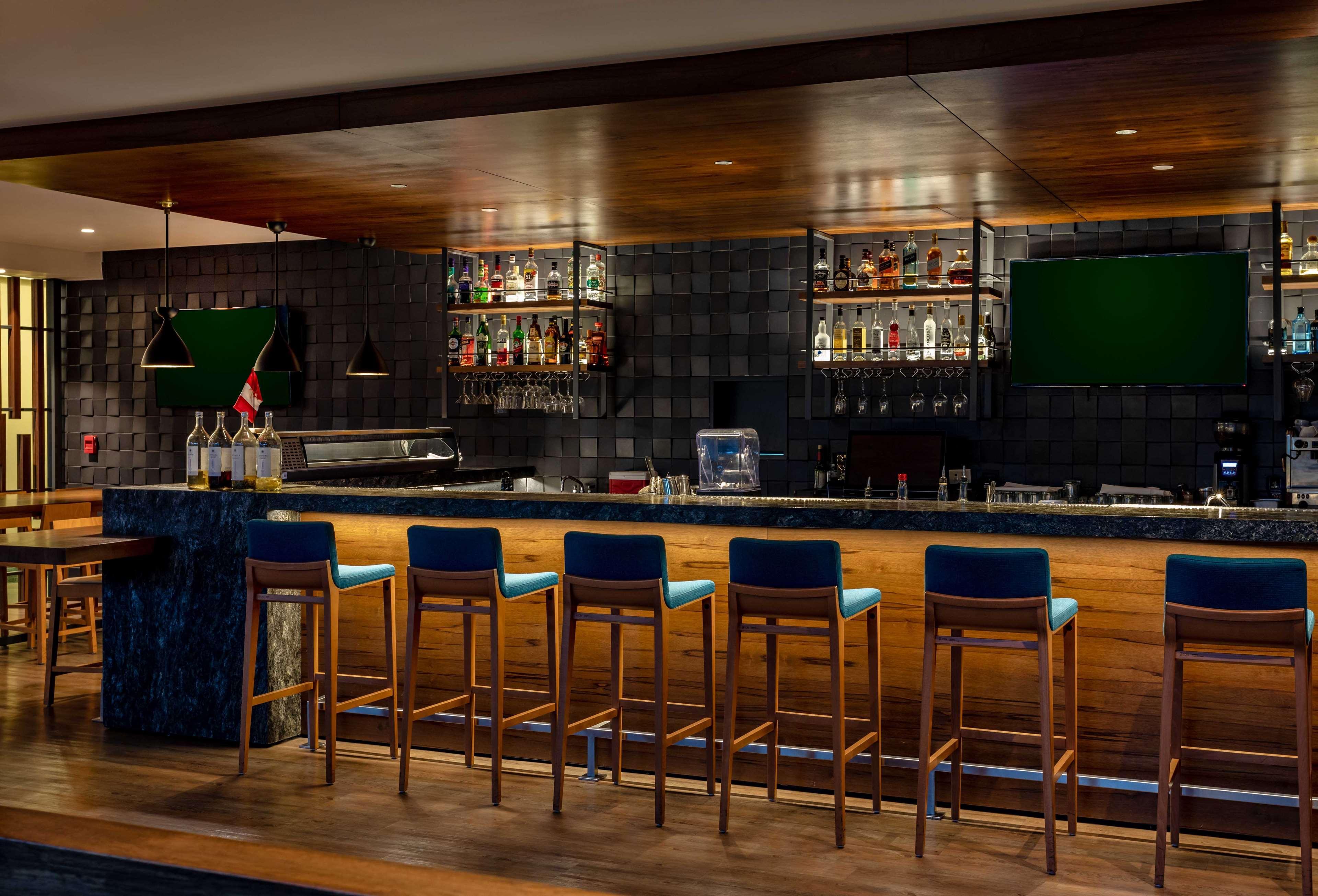 Sonesta Hotel El Olivar Lima Zewnętrze zdjęcie The bar at the Swiss First Lounge at Zurich Airport