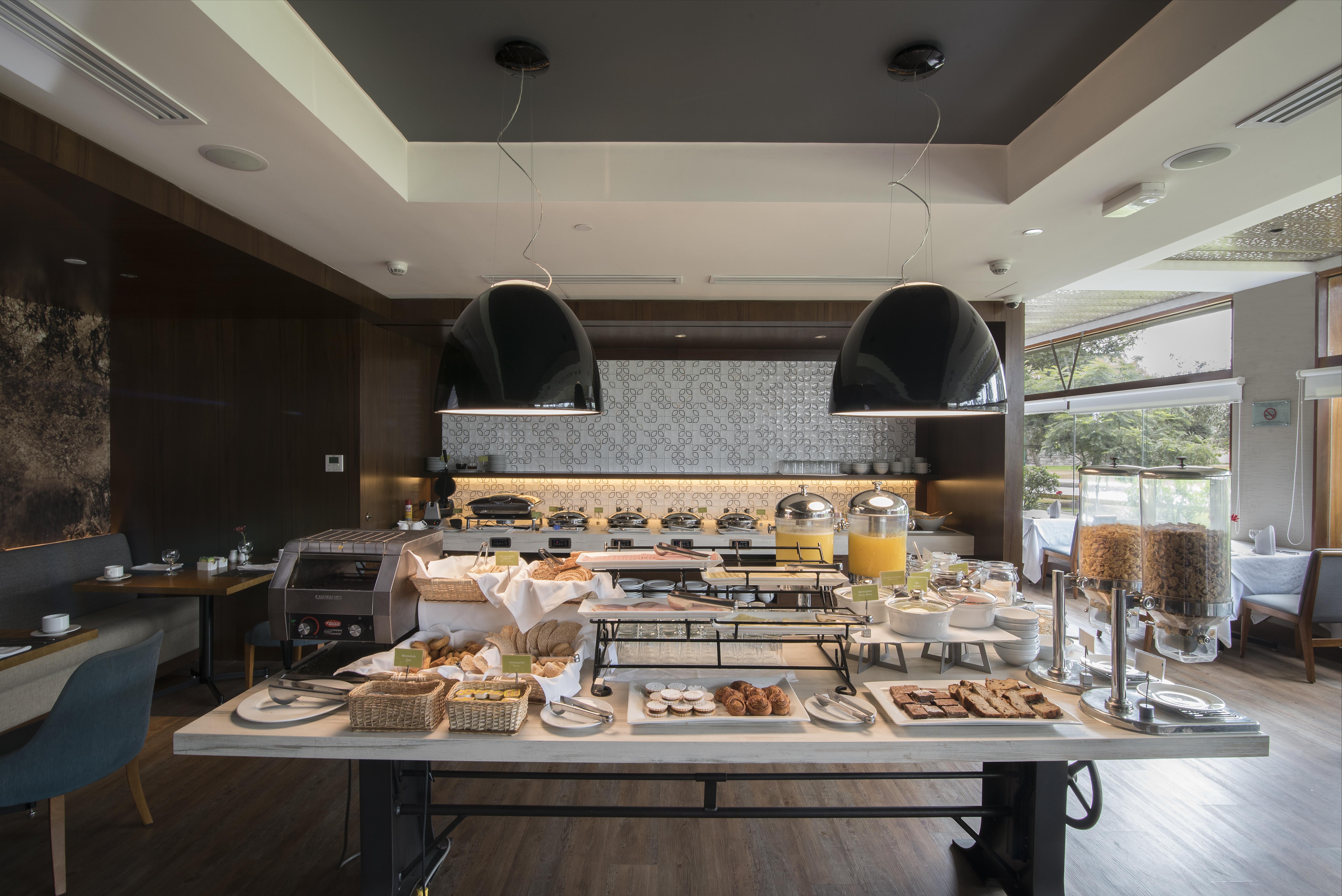 Sonesta Hotel El Olivar Lima Zewnętrze zdjęcie The buffet at the restaurant