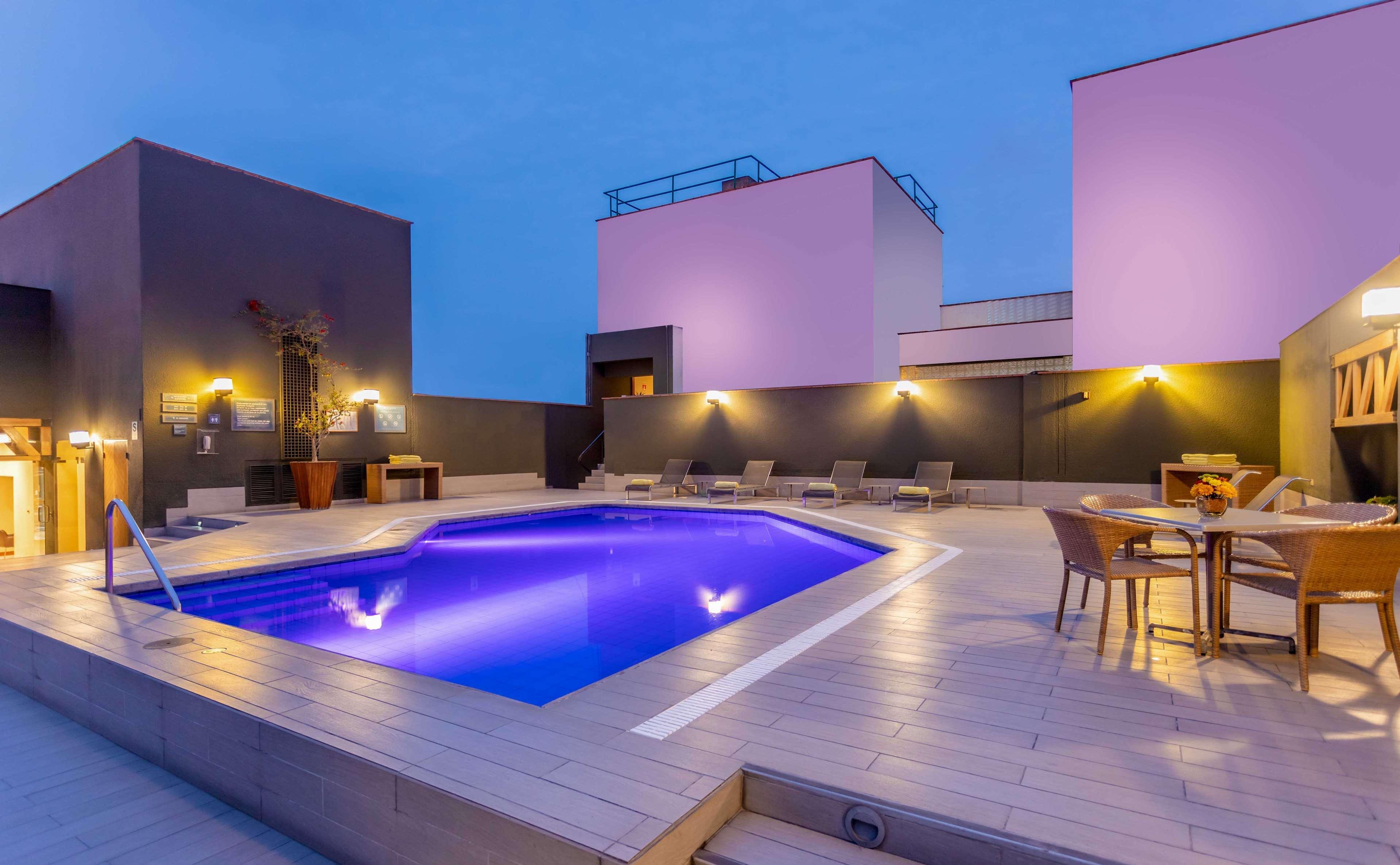 Sonesta Hotel El Olivar Lima Zewnętrze zdjęcie Rooftop pool at the hotel