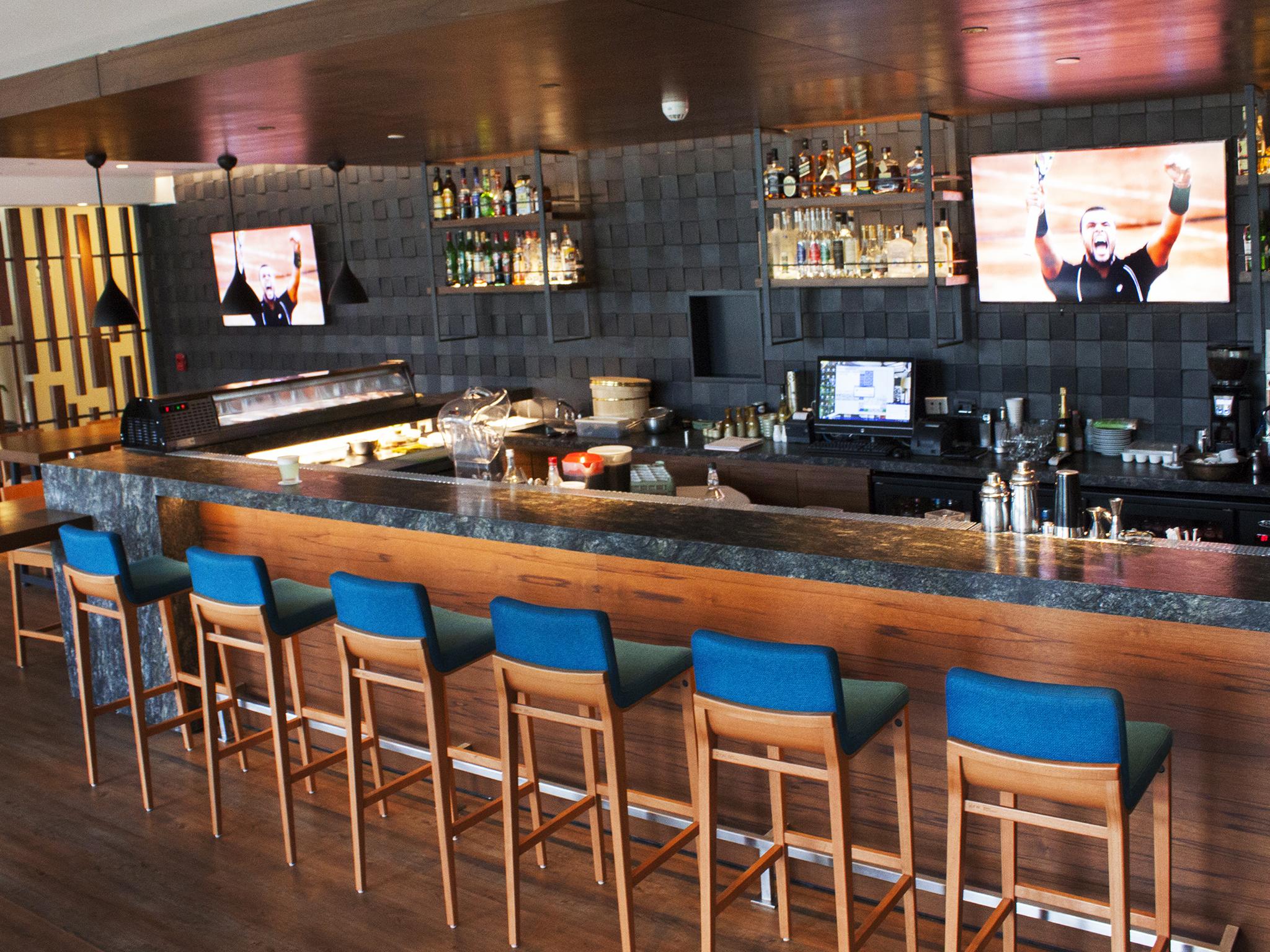 Sonesta Hotel El Olivar Lima Zewnętrze zdjęcie The bar at the 2014-opened lounge